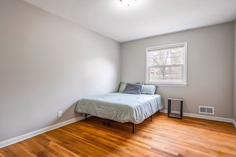 BRAND NEW Renovation at this spacious & comfortable Ellenwood House with Backyard  Large bedrooms, upgraded kitchen, two refrigerators! Come make this place your home (id. 6636)