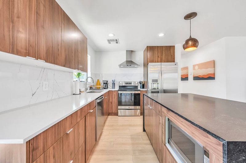Luxurious 6 bedroom home in Downtown Gilbert. Backyard Oasis-cornhole,BBQ, fire pit and more. (id. 8750)
