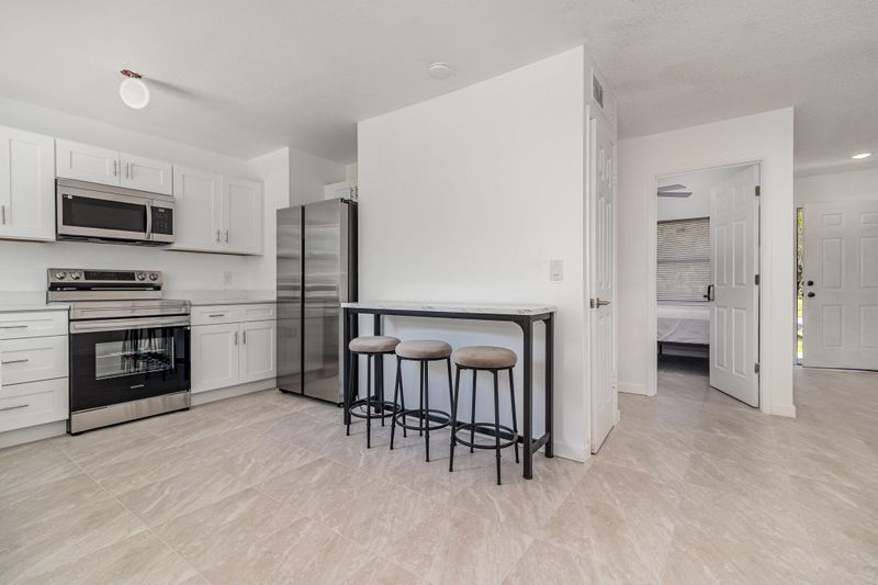 Near Kirkman Rd, Universal Studios and MetroWest -  Convenient access to public transportation - Top Rated Host - Minifridges in all rooms -   Wi-Fi & Wired Internet  -  Renovated Home (id. 12734)