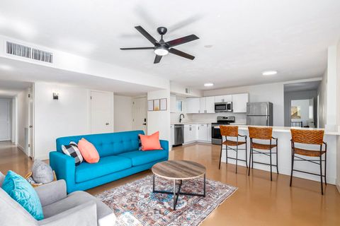 Newly-renovated & Modern Phoenix House with Backyard (id. 5508)