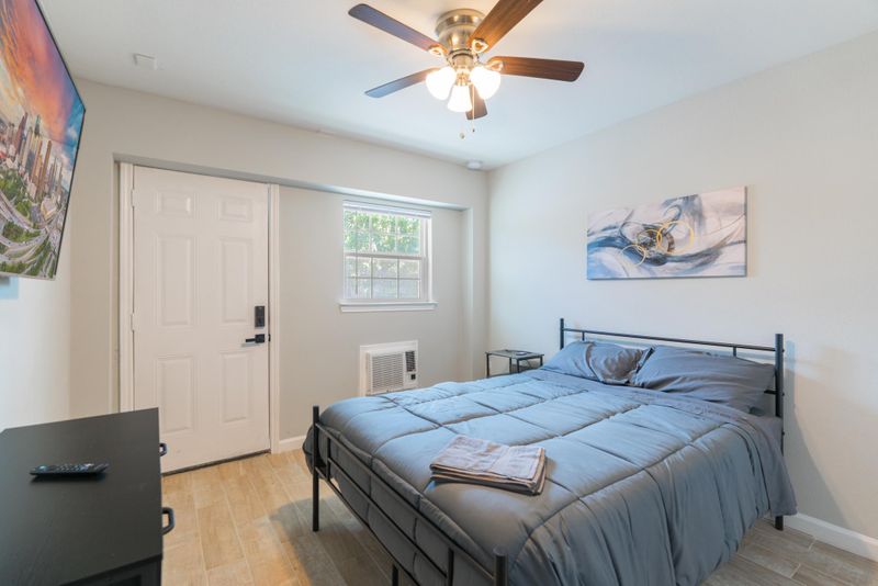 Live in South Side, less than a minute walk to transit stop Mcgowen St @ Sampson St (id. 14043)