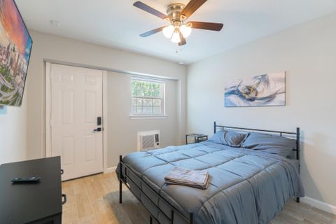roommates in Undisclosed, Houston, TX 77004 Live in South Side, less than a minute walk to transit stop Mcgowen St @ Sampson St (id. 14043) - cirtru.com
