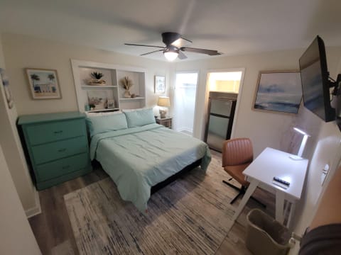 Newly-renovated 1 acre home near NAS Jax (id. 10398)