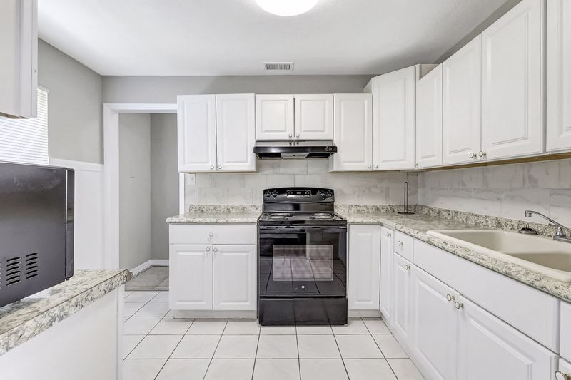 roommates in Undisclosed, St. Petersburg, FL 33712 St. Petersburg House with Dining area. Modern & newly-renovated (id. 4922) - cirtru.com