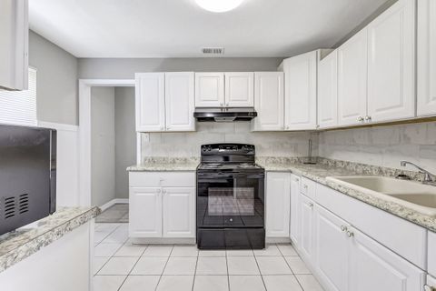 St. Petersburg House with Dining area. Modern & newly-renovated (id. 4922)