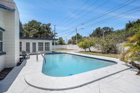 Pool Home in Southwest Lakeland ‍ All utilities and WiFi Included  Convenient location on Edgewood  Dr and Florida Ave (id. 13400)
