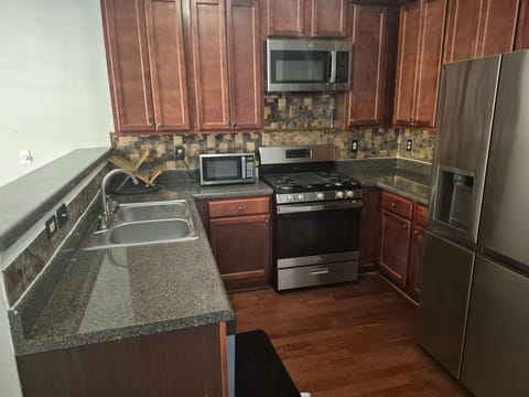 Wonderful home is Southwest ATL with updated kitchen, queen size beds, and convenient location (id. 40753)