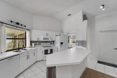 Port Charlotte Home with a pool and nature park walking distance (id. 14648)