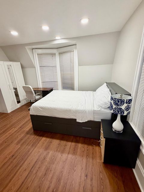 Bayside Home, less than a minute walk to transit stop Broadway & 26th St - NB (id. 30450)