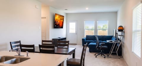 Only 3 Rooms! | Free Laundry & WiFi | Minutes to San Marcos, Lockhart & Kyle | Quick I-35 Access (id. 34640)
