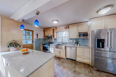 10min walk to DT East Point, MARTA, & grocery in this spacious home w/ workspace + fiber internet! (id. 5804)