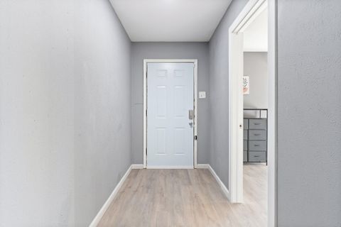 Comfortable East Dallas Property In a quiet neighborhood, close to White Rock Lake, 2 block from public transportation and retail locations. Home offers a large backyard, private parking in the back, fully stocked kitchen and  high speed Wifi! (id. 6308)
