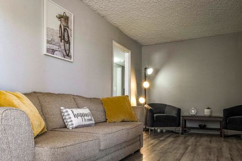 roommates in Undisclosed, Las Vegas, NV 89104 Lovely house in a quiet location, very close to the Strip Tower Stratosphere. (id. 7814) - cirtru.com