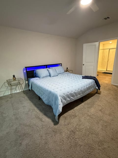 Medina Valley Home, a 1 hours 17 minutes drive to transit stop Kriewald & Hwy 90 Access Rd (id. 39014)