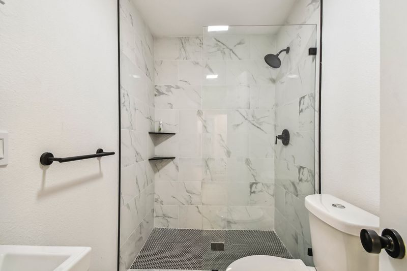 Updated  Smart Tv in Room less than 0.5mi to public transport Free In-unit Laundry & Comfy Home! (id. 6568)