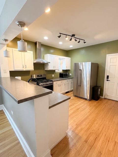 roommates in Undisclosed, Chicago, IL 60634 Portage Park: 2-Person Home, In-Unit Laundry (id. 45832) - cirtru.com