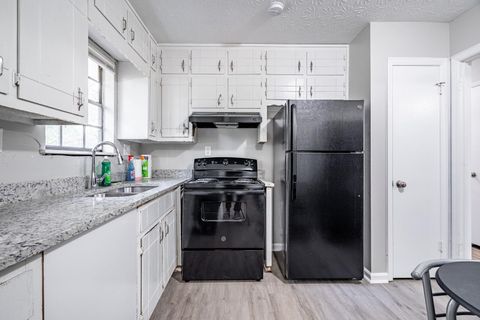 Charming  Home in Quiet Cul-de-Sac - 2 Fridges Included! (id. 9853)