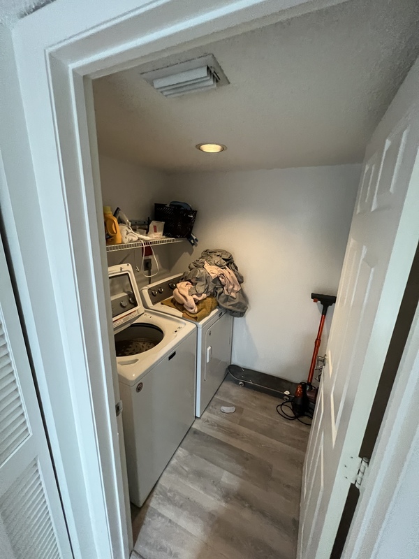 room available rent in 3/2 condo