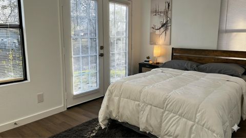 Fully Renovated South Austin Home | 12 min to Airport  • Fast Wi-Fi  • Parking  • Big Backyard (id. 24893)