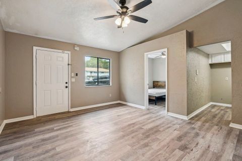Gainesville Duplex / Multiplex with Workspace. Newly-renovated & modern (id. 7118)