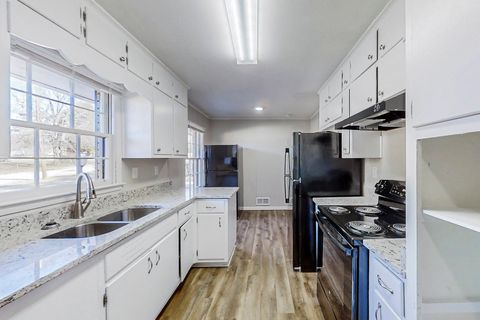 Updated & Cozy Forest Park Home | Furnished | Secure | Free Wi-Fi  | Monthly Cleanings  | Bus Stop 0.7 Miles Away (id. 6228)