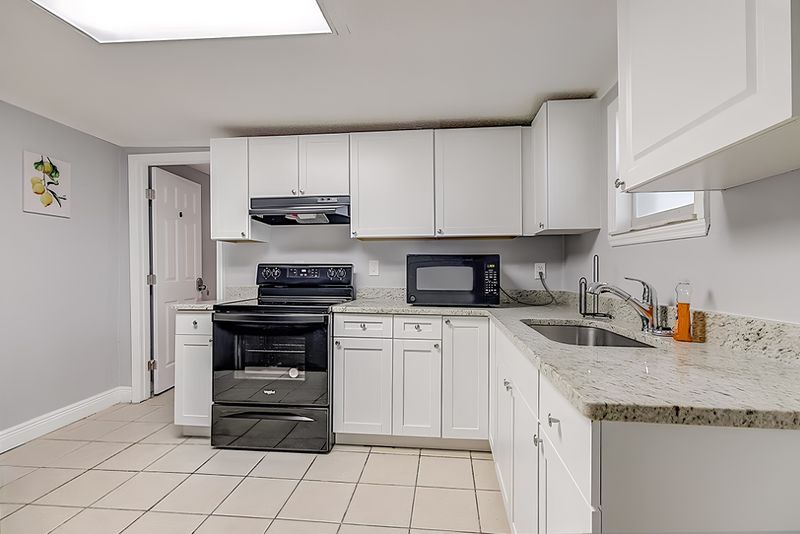 SuperHost Highland Pines Home  Steps from Parks, Bright & Spacious (id. 1668)
