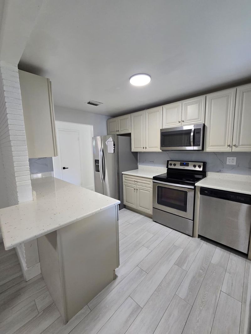 roommates in Undisclosed, Hollywood, FL 33020 Live in Park East, a 4 minute walk to transit stop Johnson St & North 30th Road (id. 28938) - cirtru.com