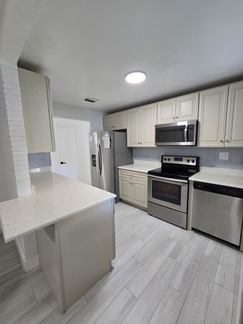 Live in Park East, a 4 minute walk to transit stop Johnson St & North 30th Road (id. 28938)