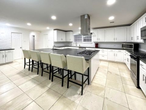 Spacious Gated Estate, Premier Property, Fully Renovated, Spring home near Woodlands with Workspace! (id. 5135)