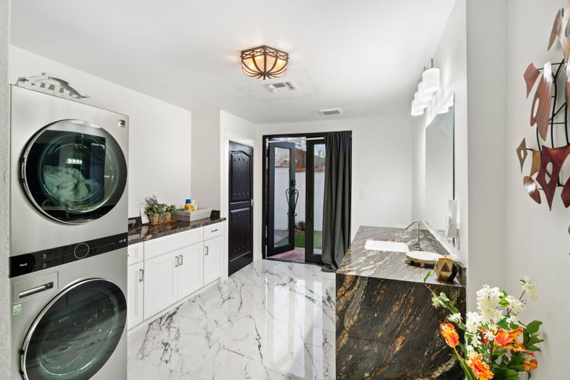 roommates in Undisclosed, Phoenix, AZ 85006 Modern Lux Villa Co-Living | Designer Furnishings + Gated & Secure  Walk to Art, Food & Fun!  Experienced Host  Wifi and Utilities DWNTWN GEM (id. 19391) - cirtru.com