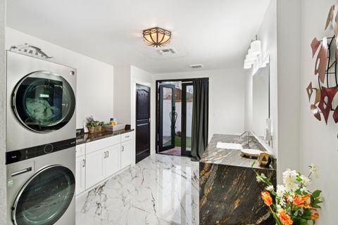 Modern Lux Villa Co-Living | Designer Furnishings + Gated & Secure  Walk to Art, Food & Fun!  Experienced Host  Wifi and Utilities DWNTWN GEM (id. 19391)