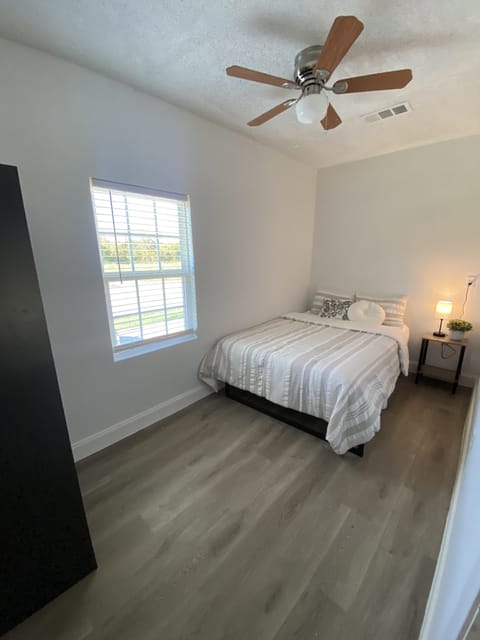 roommates in Undisclosed, Grand Prairie, TX 75050 Newly renovated, furnished, affordable room for rent in Grand Prairie near highways. (id. 5268) - cirtru.com