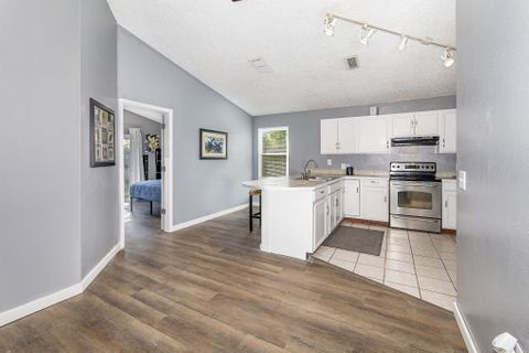 High-quality & newly-renovated Orlando House with Backyard (id. 6870)