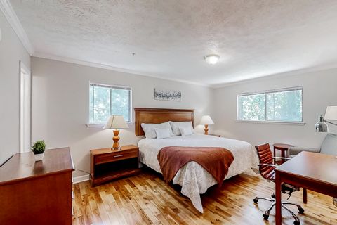 Quiet street at Heron Drive, 10 minutes to I-75, working professionals, 3 parking spaces | Monthly Cleaning |  Secure Coded Rooms |  9–11 min walk to Bus Stops |  11–20 min walk to Grocery Stores (id. 1747)