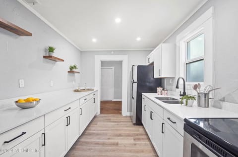 roommates in Undisclosed, Jacksonville, FL 32208 ONLY 4 BEDROOMS!  FULLY RENOVATED HOME | PARK VIEWS | FREE PARKING (id. 43442) - cirtru.com
