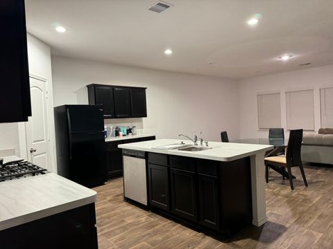 Affordable Rooms Near Shops & Major Highways – Katy TX (id. 13234)