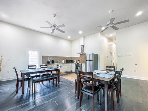 Private bathroom in a Beautiful & modern Centrally Located Residence. (id. 3428)
