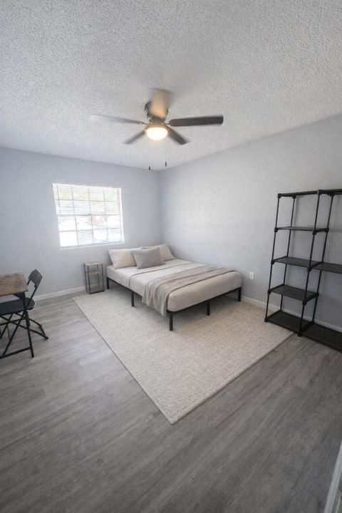 NEW Listing in Live Oaks Square - 6 Week PROMO! Book Now! (id. 28584)