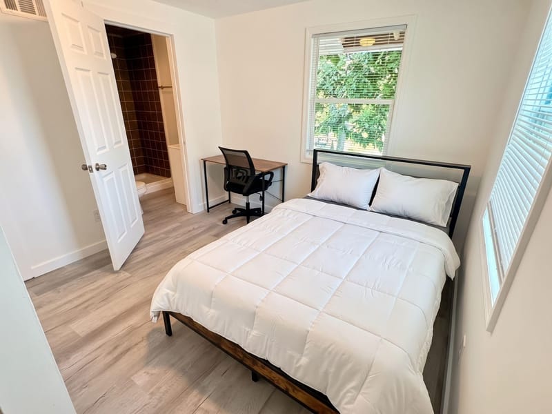 Guest Home on Davis St - Renovated August 2026 – Private Ensuite Baths, Electronic Locks & Work Desks (id. 41959)
