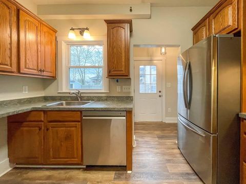 Live in this historic 'Shoemakers Mansion' in Marlborough, halfway between Boston and Worcester. (id. 13673)