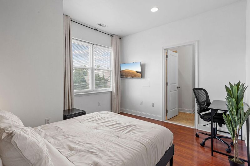 Spacious Bedroom w/ Bathroom in North Philadelphia Steps from Bus Stop (id. 15301)