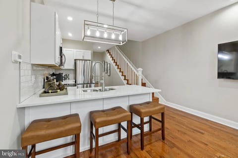 Middle East Home 10 minutes walk to Johns Hopkins area and all amenities and stores. (id. 40015)