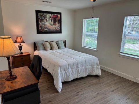 South Dallas/Cedar Crest House. Spacious & newly-renovated (id. 11731)
