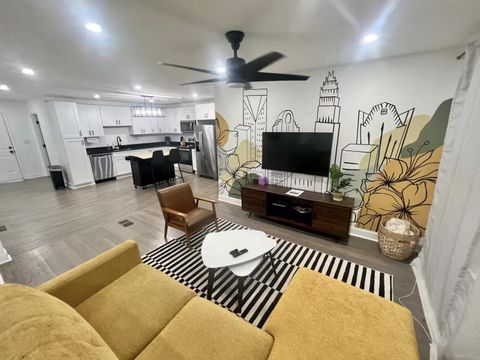 Modern, Fully Furnished  Fast Wi-Fi  Prime Charlotte Location (id. 23524)