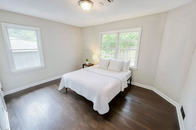 Live in Adam's Park off right Campbellton Road, 2 min walk to transit. Near Cascade Nature Preserve (id. 19871)