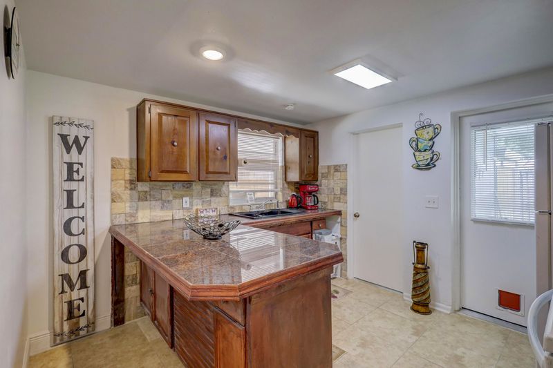 roommates in Undisclosed, Tampa, FL 33610 Tampa  Home w/  Pool &  Spacious Patio to Relax after Work! Close to downtown Tampa (by I-4/I-75)! Rooms upg. w/ workspace & more ! Walking distance to Beautiful Park (id. 4433) - cirtru.com
