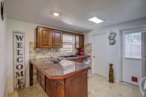 Tampa  Home w/  Pool &  Spacious Patio to Relax after Work! Close to downtown Tampa (by I-4/I-75)! Rooms upg. w/ workspace & more ! Walking distance to Beautiful Park (id. 4433)