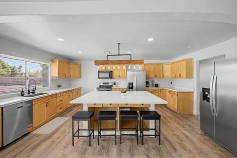 Beautiful  Home with large swimming pool.  Less than 1.5 miles from ASU WEST Campus. (id. 43695)