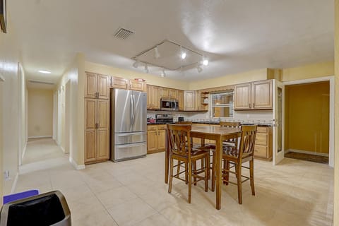 Highly Rated Home Near Lakeland Square Mall & Public Transportation (id. 3698)