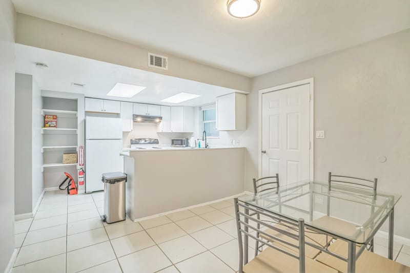 roommates in Undisclosed, Gainesville, FL 32607 Renovated Townhome w/ Washer & Dryer | Near Oaks Mall & Public Transportation (id. 8496) - cirtru.com